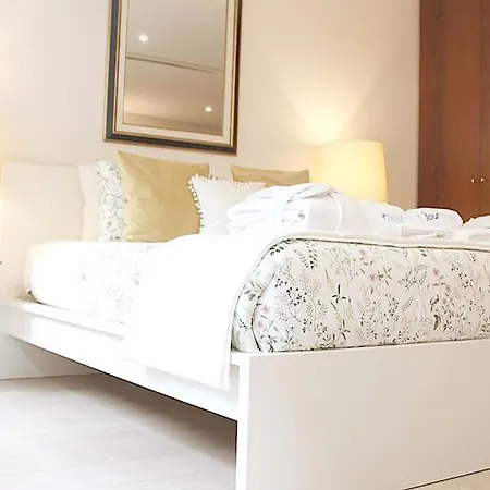 Oliveiras Charming Downtown Apartment *